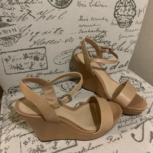 Gianni Bini tan wedges